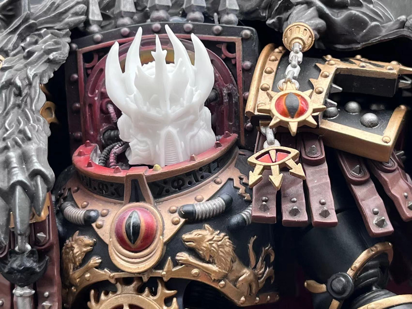 Warhammer 40K Horus Helmet | Hand-Painted Custom | for JOYTOY 1/18 & McFarlane 7" | Devcon's Studio